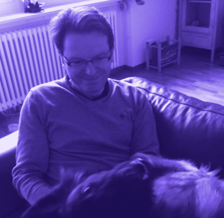 André W. Hürst auf dem Sofa, mit seinem Hund